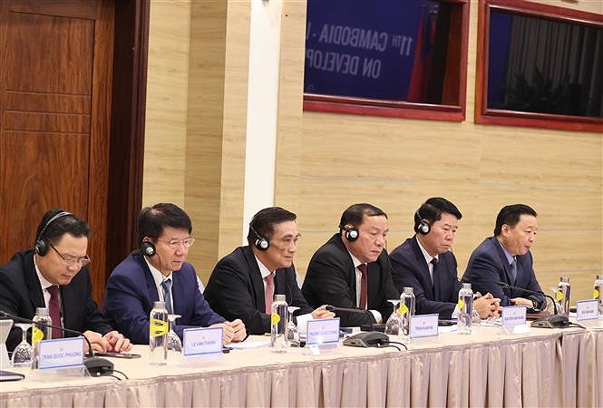 PM attends 11th Cambodia-Laos-Vietnam summit on development triangle area hinh anh 2