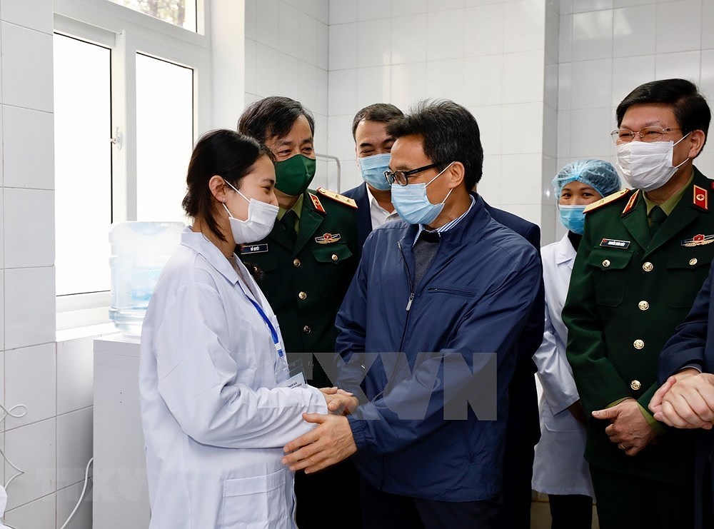 Deputy PM visits first cases of clinical trials of COVID-19 vaccine Nano Covax hinh anh 1