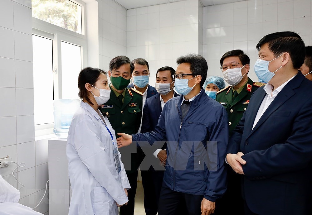 Deputy PM visits first cases of clinical trials of COVID-19 vaccine Nano Covax hinh anh 2