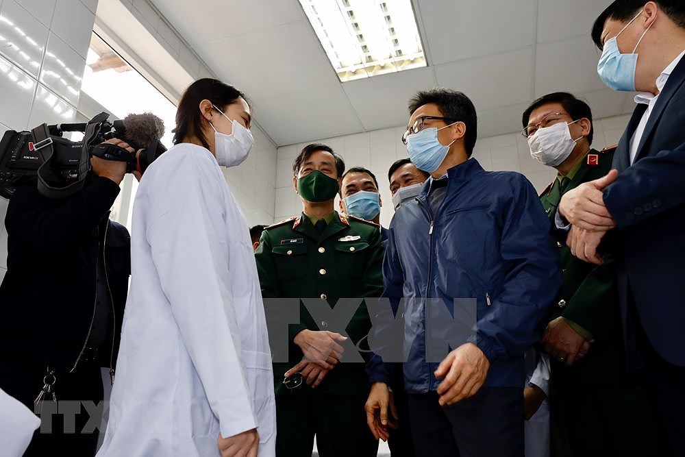 Deputy PM visits first cases of clinical trials of COVID-19 vaccine Nano Covax hinh anh 5