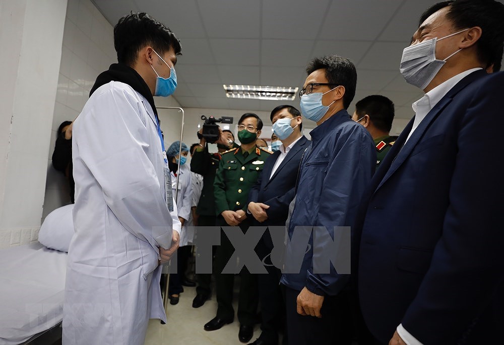 Deputy PM visits first cases of clinical trials of COVID-19 vaccine Nano Covax hinh anh 7