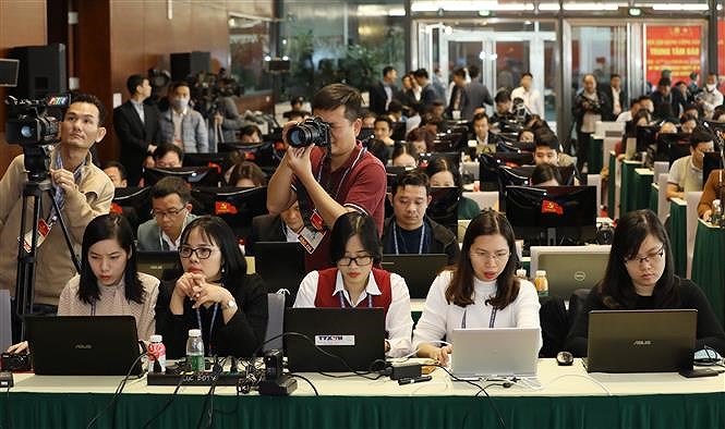 Hundreds of reporters cover 13th National Party Congress' opening ceremony hinh anh 5