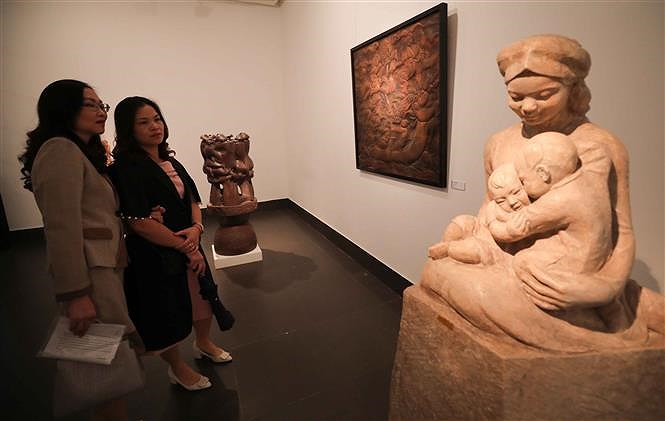 Sculpture exhibition welcomes ‘Spring of the Country’ hinh anh 3
