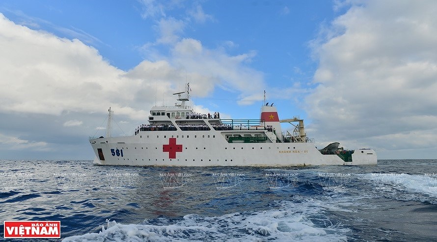 Mobile military hospital at East Sea hinh anh 1