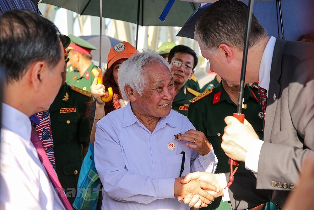 Vietnam, US war veterans meet on Ham Rong Bridge hinh anh 6
