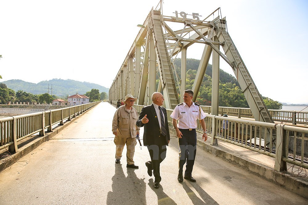 Vietnam, US war veterans meet on Ham Rong Bridge hinh anh 14