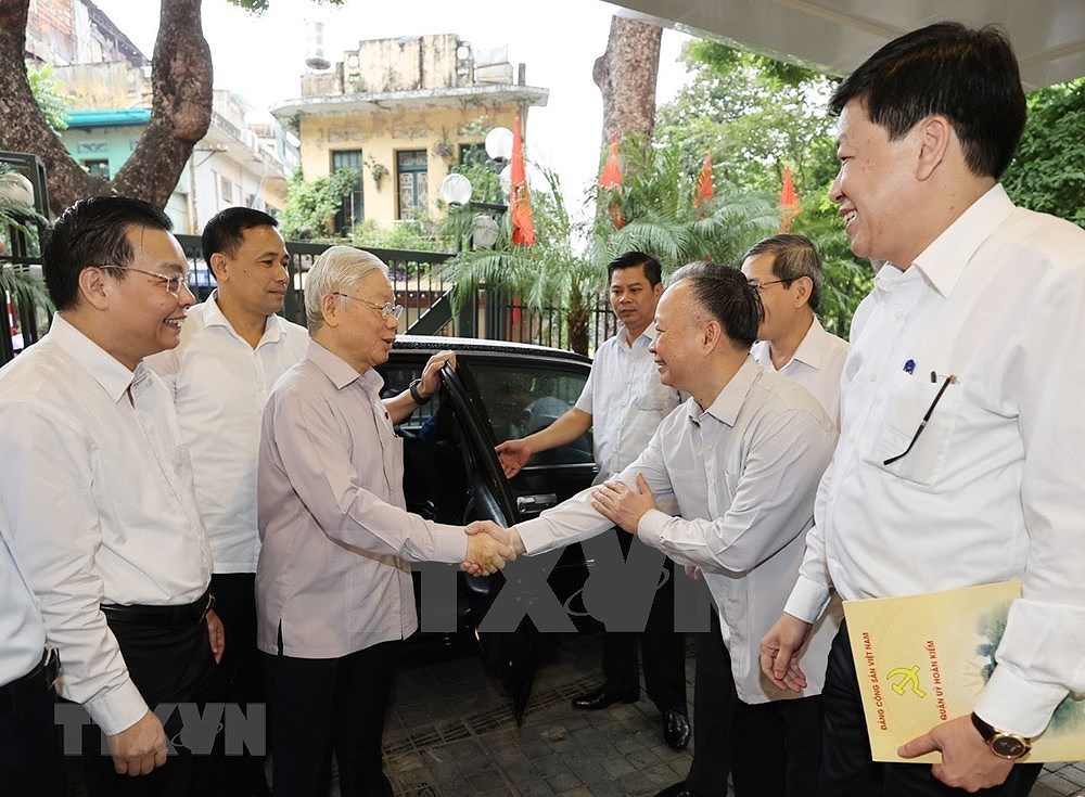 Party, State leader meets Hanoi voters hinh anh 1