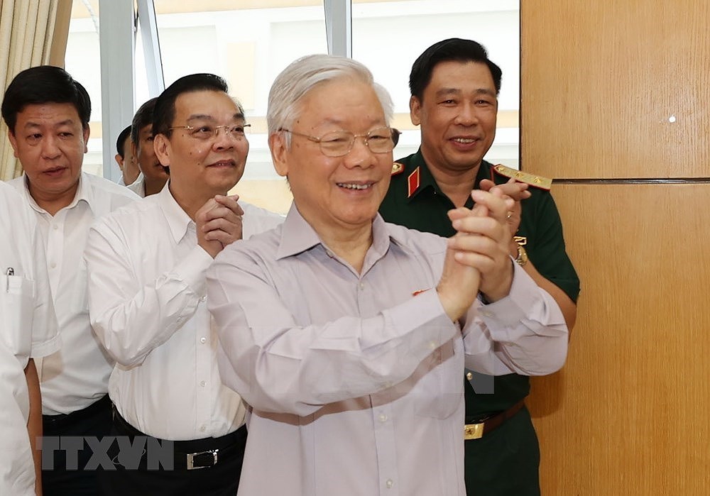 Party, State leader meets Hanoi voters hinh anh 4