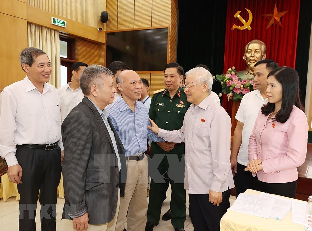Party, State leader meets Hanoi voters hinh anh 14