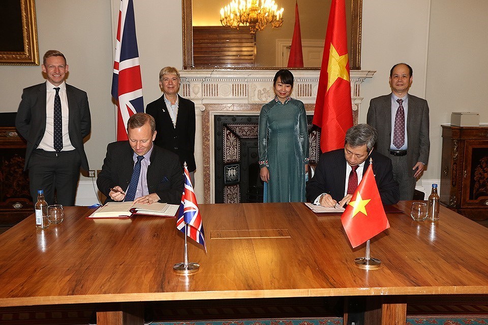 Vietnam, UK sign FTA hinh anh 1