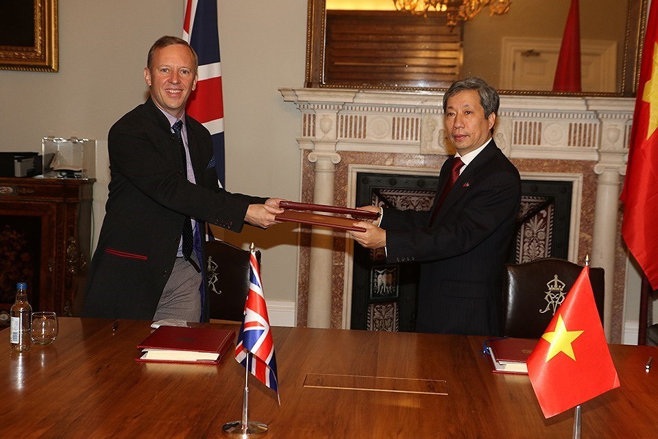 Vietnam, UK sign FTA hinh anh 2