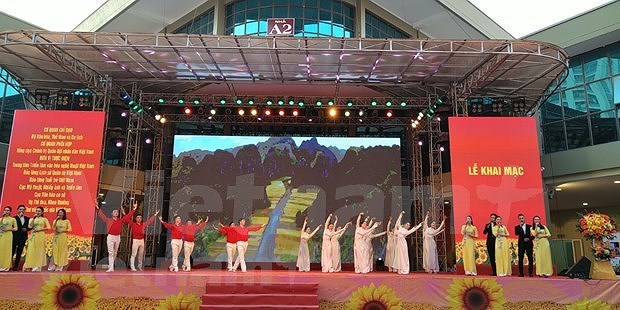 Exhibition on Communist Party of Vietnam marks 13th National Congress hinh anh 4