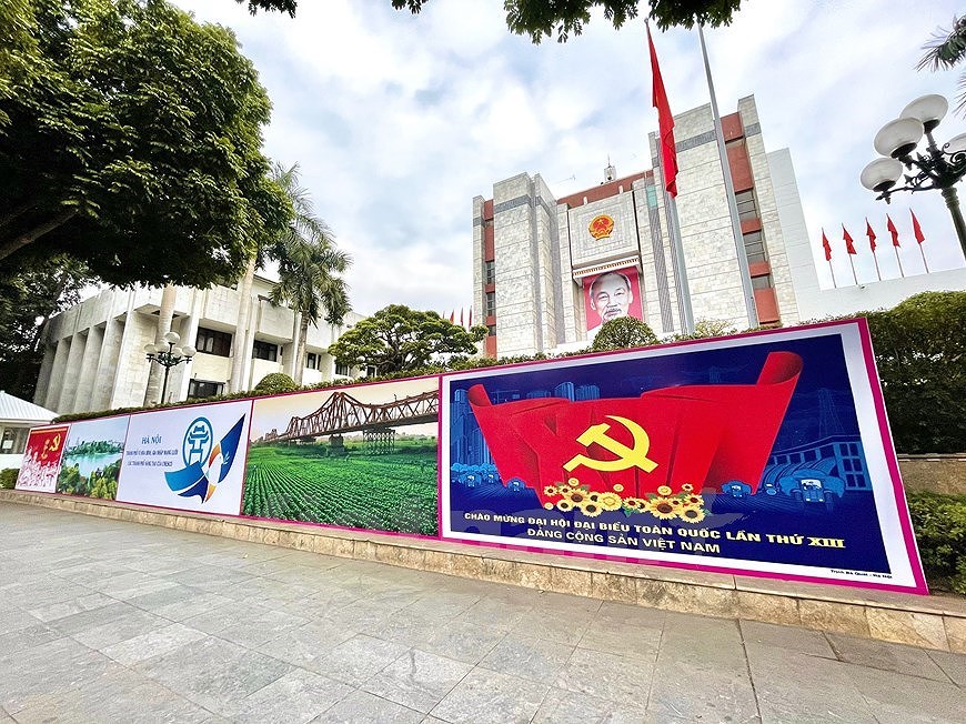 Hanoi’s streets adorned to welcome 13th National Party Congress hinh anh 3
