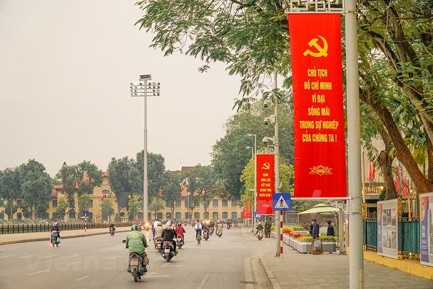 Hanoi’s streets adorned to welcome 13th National Party Congress hinh anh 12
