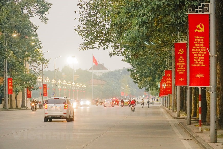 Hanoi’s streets adorned to welcome 13th National Party Congress hinh anh 14