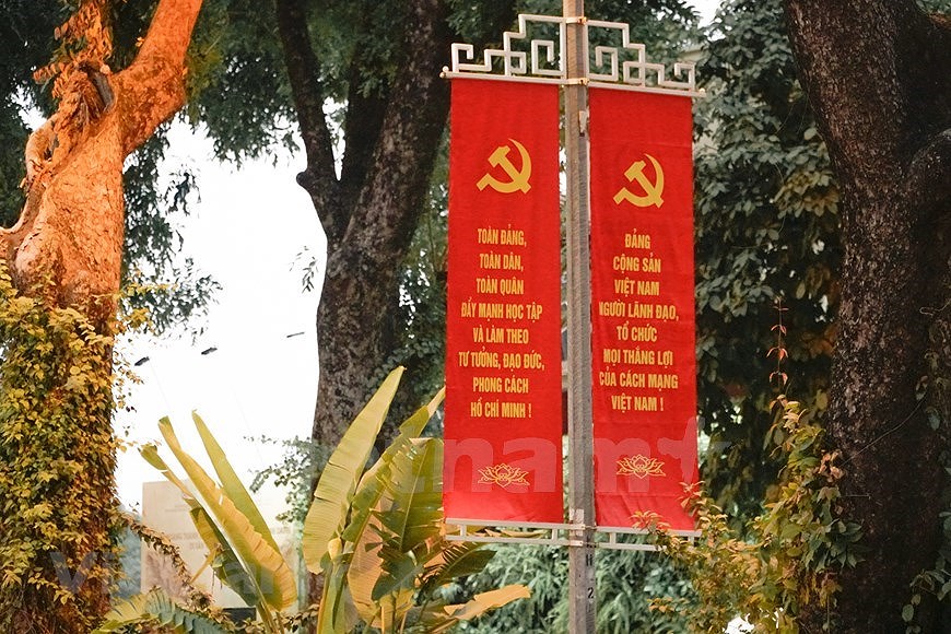 Hanoi’s streets adorned to welcome 13th National Party Congress hinh anh 16