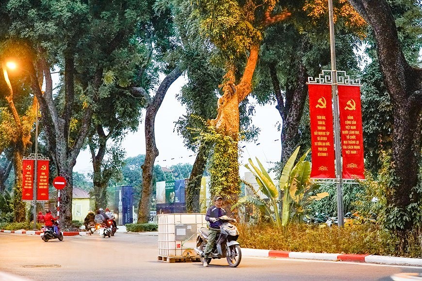 Hanoi’s streets adorned to welcome 13th National Party Congress hinh anh 15