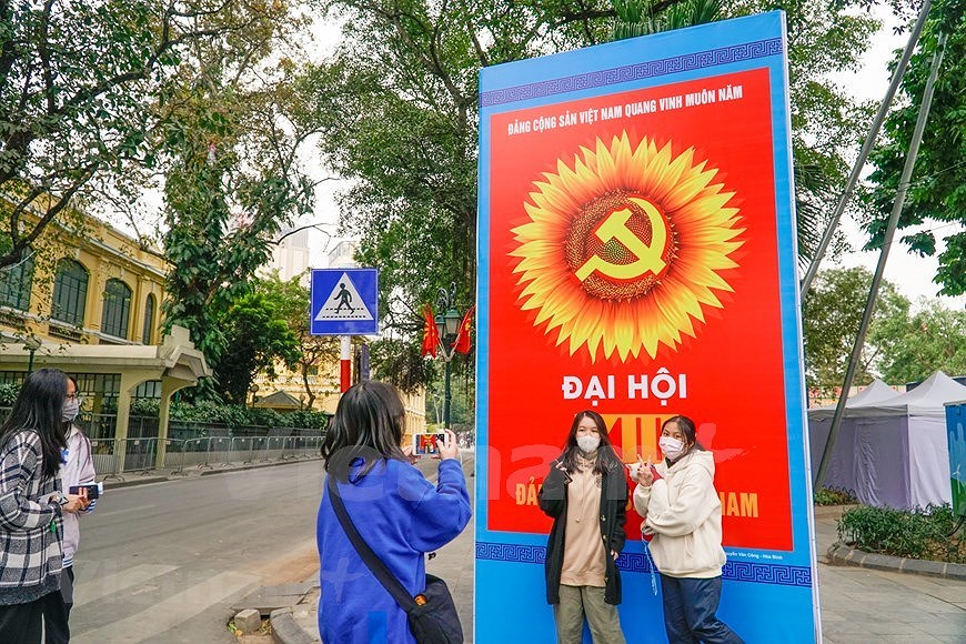 Hanoi’s streets adorned to welcome 13th National Party Congress hinh anh 5