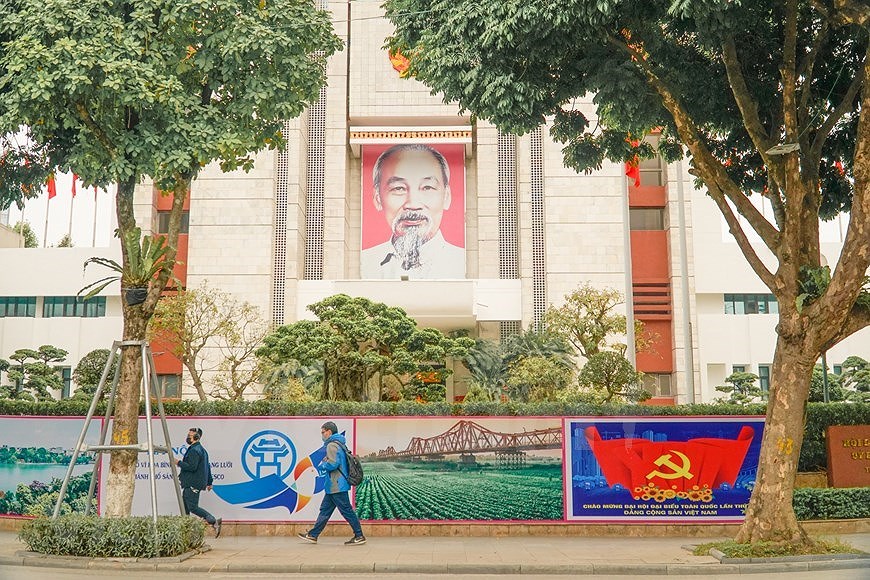 Hanoi’s streets adorned to welcome 13th National Party Congress hinh anh 4