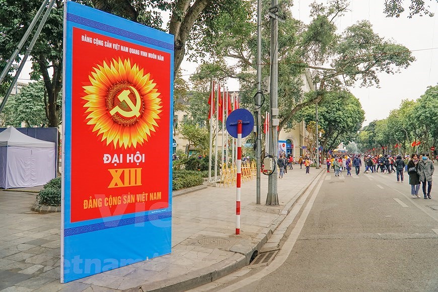 Hanoi’s streets adorned to welcome 13th National Party Congress hinh anh 9