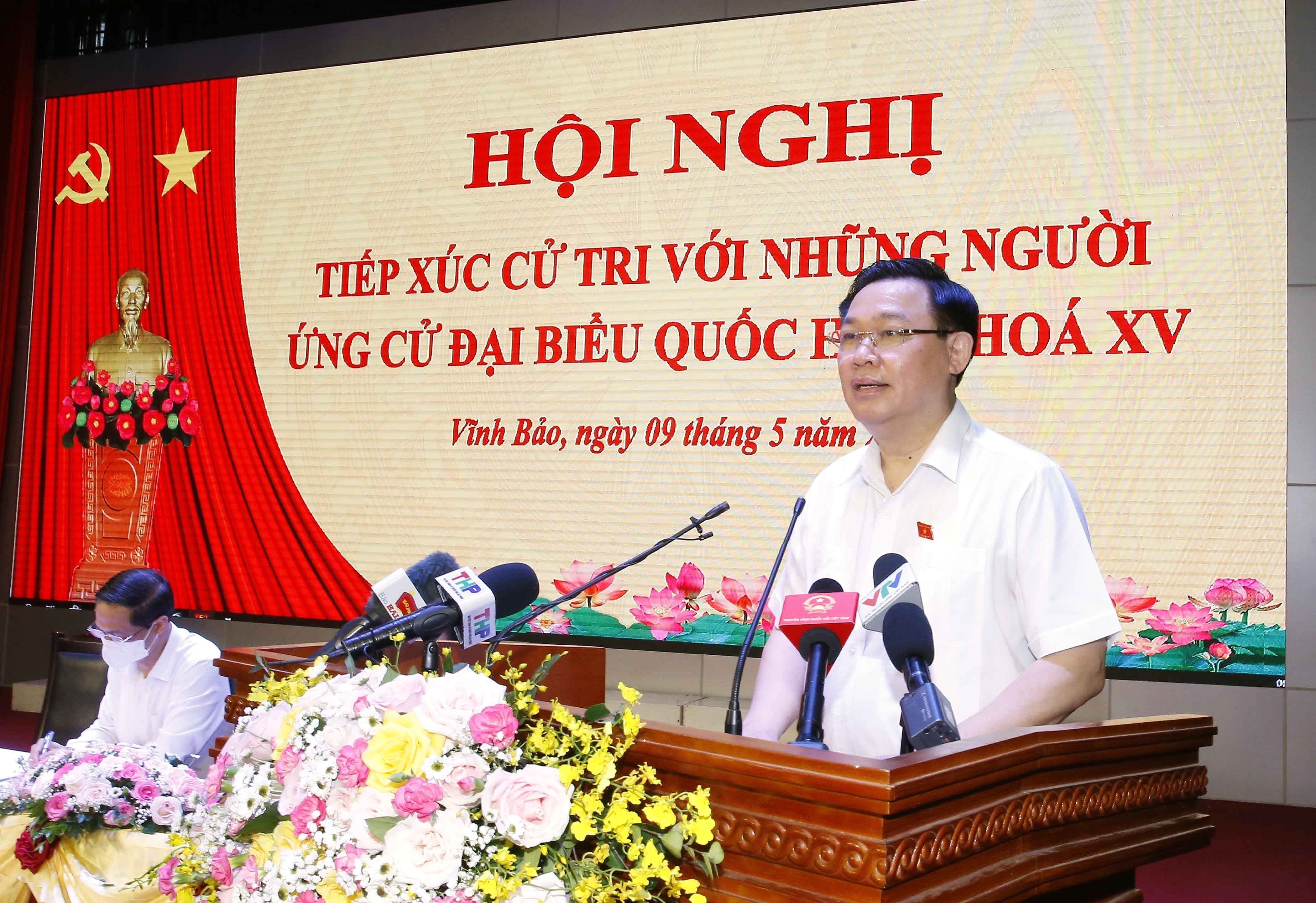 Top legislator meets voters in Hai Phong city hinh anh 1