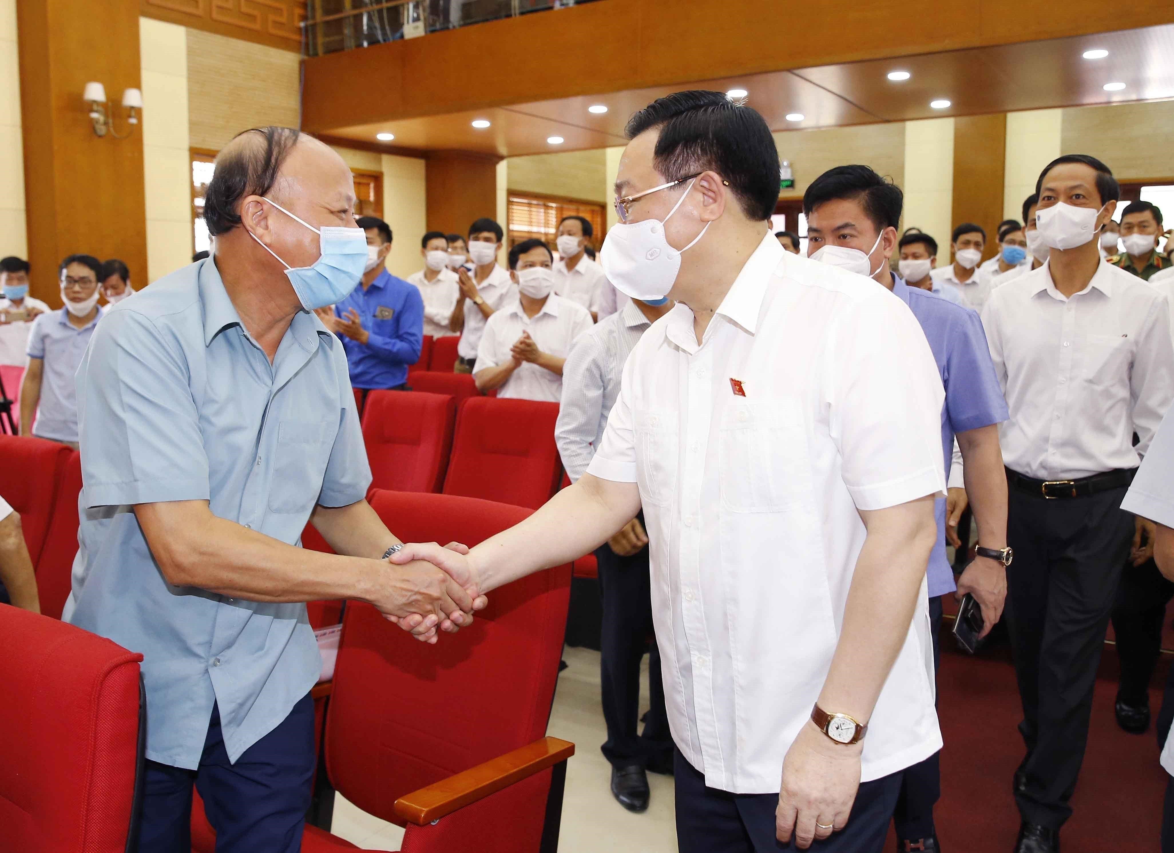 Top legislator meets voters in Hai Phong city hinh anh 3