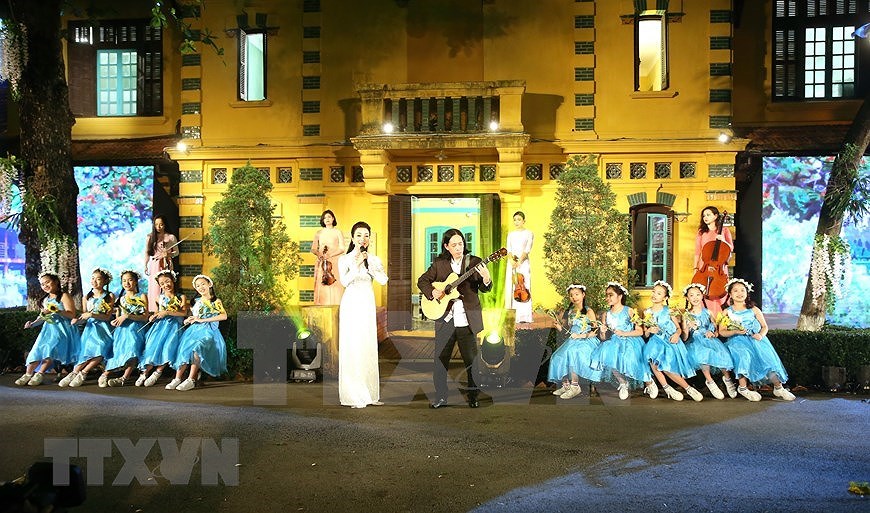 Performance celebrates Uncle Ho’s 130th birthday hinh anh 8