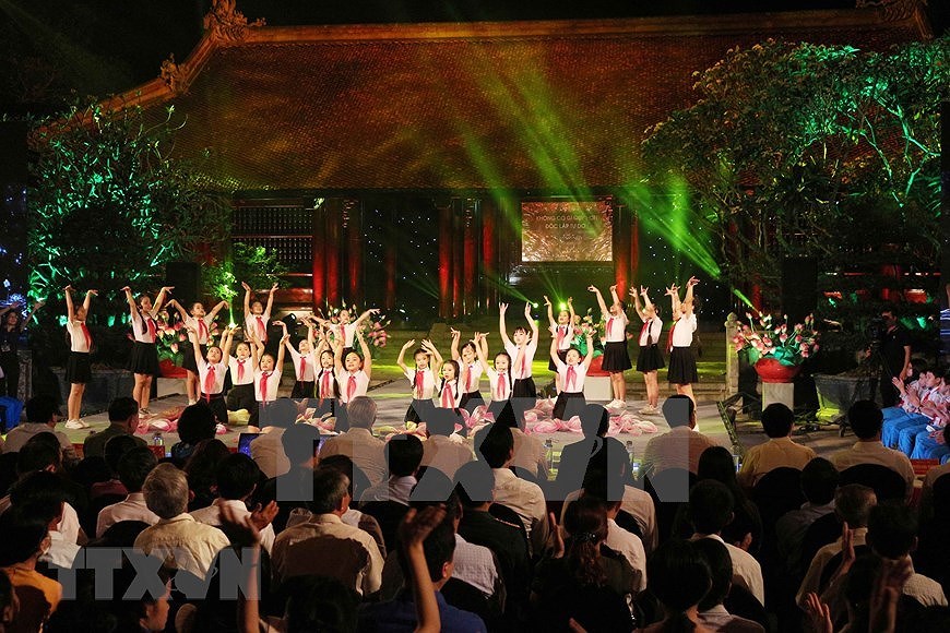 Performance celebrates Uncle Ho’s 130th birthday hinh anh 12