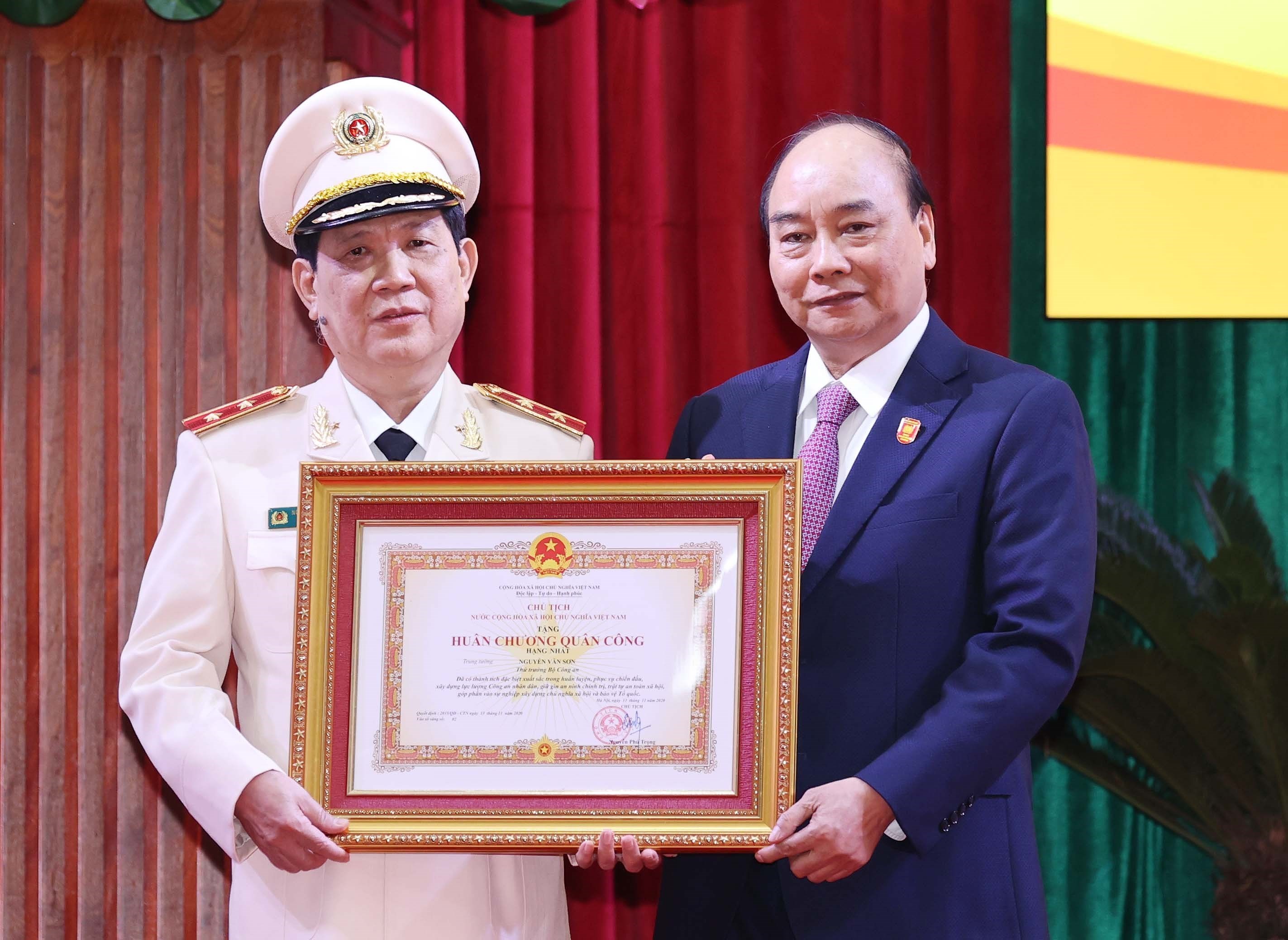 PM Nguyen Xuan Phuc attends 76th national conference of public security forces hinh anh 13