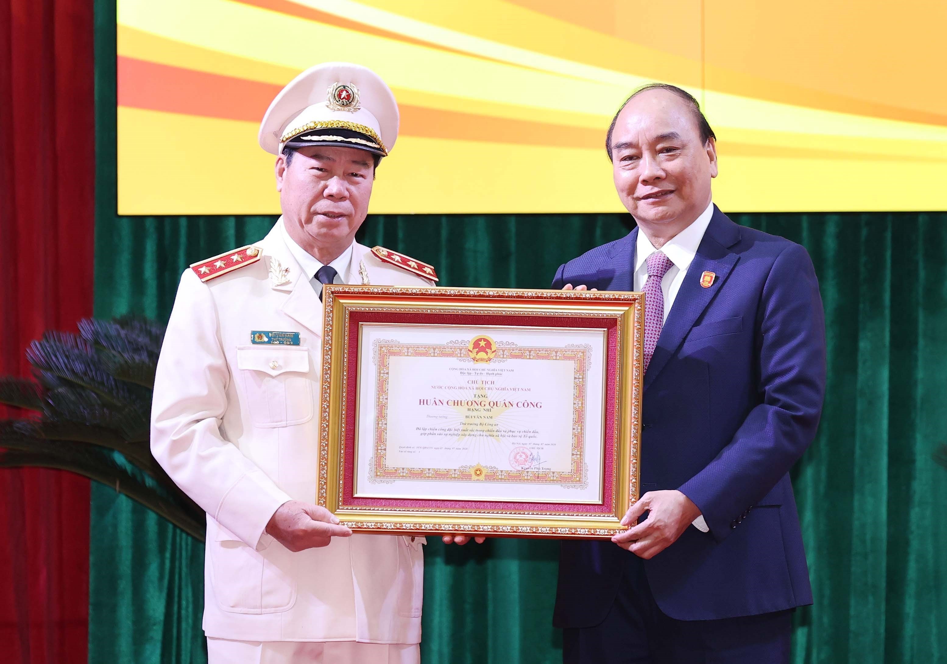 PM Nguyen Xuan Phuc attends 76th national conference of public security forces hinh anh 11