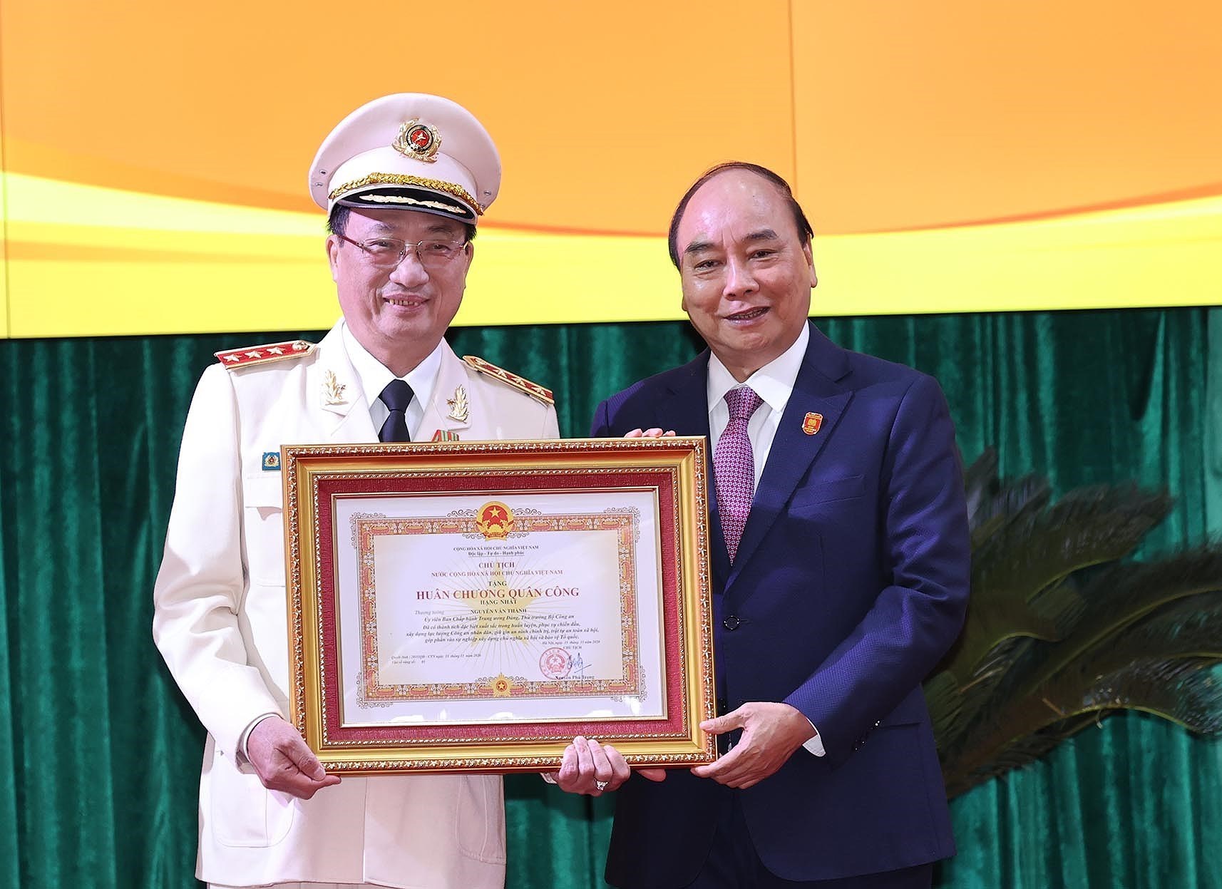 PM Nguyen Xuan Phuc attends 76th national conference of public security forces hinh anh 12