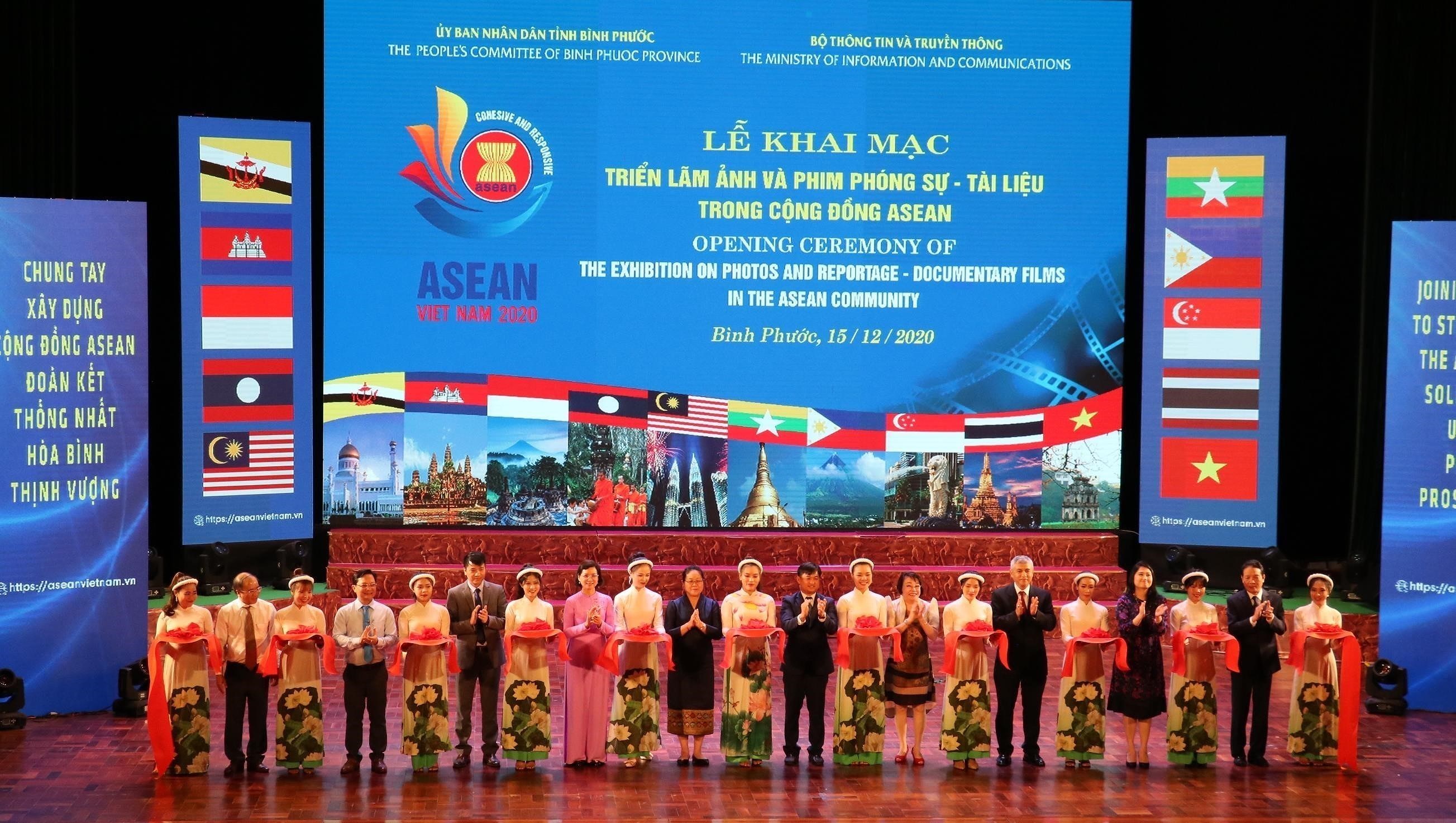 Exhibition showcases photos and films of ASEAN Community hinh anh 1