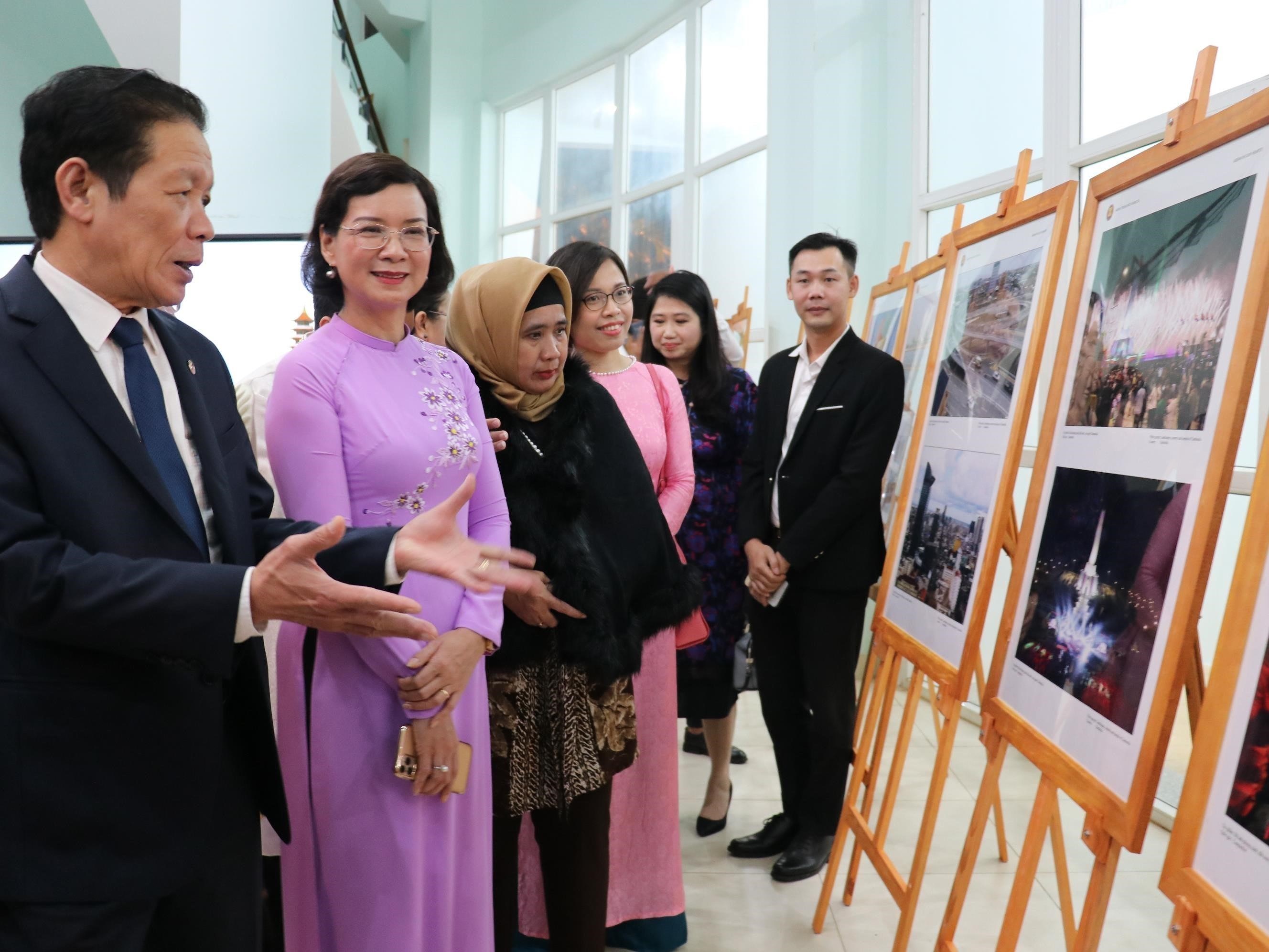 Exhibition showcases photos and films of ASEAN Community hinh anh 2