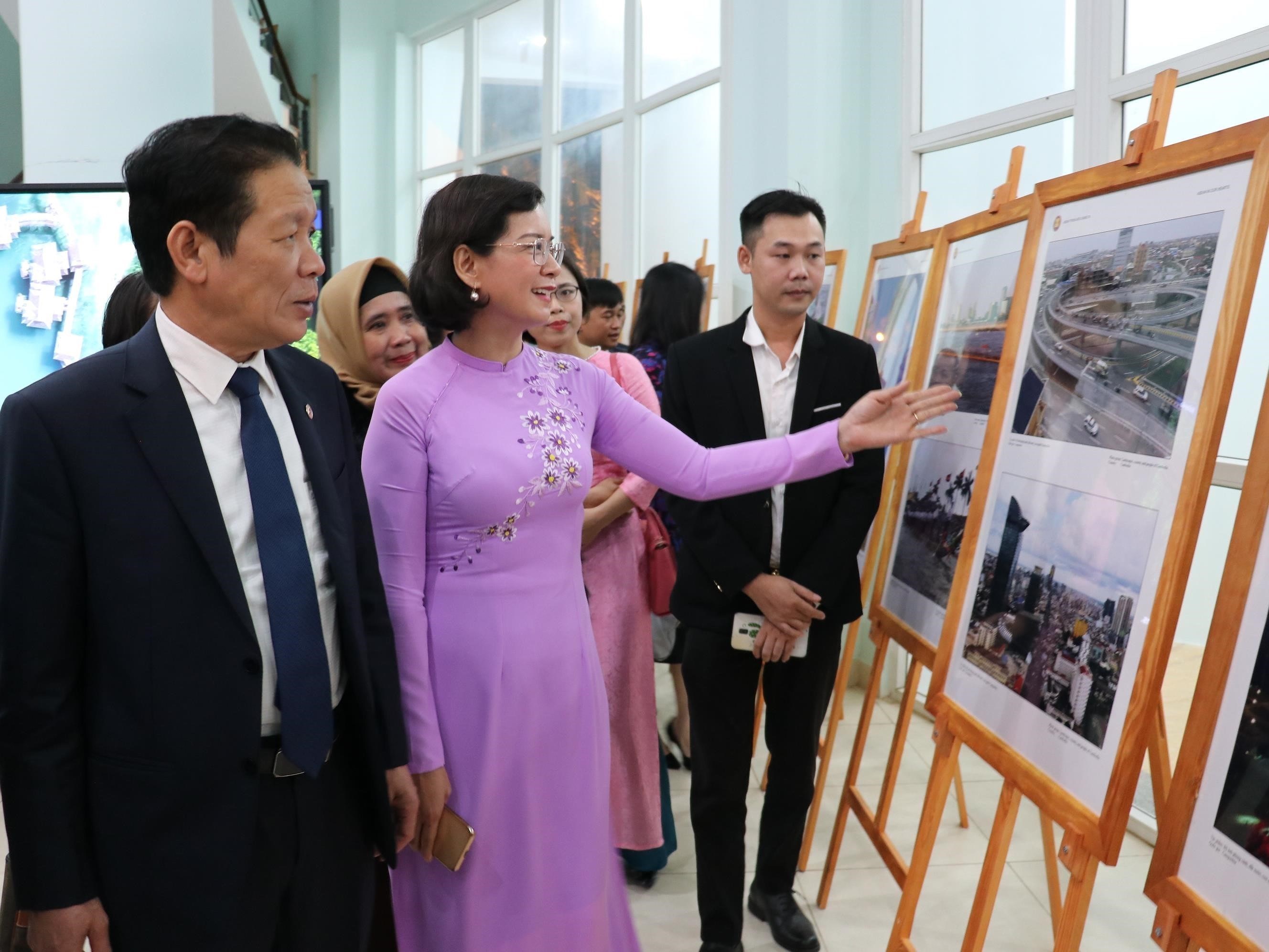 Exhibition showcases photos and films of ASEAN Community hinh anh 3