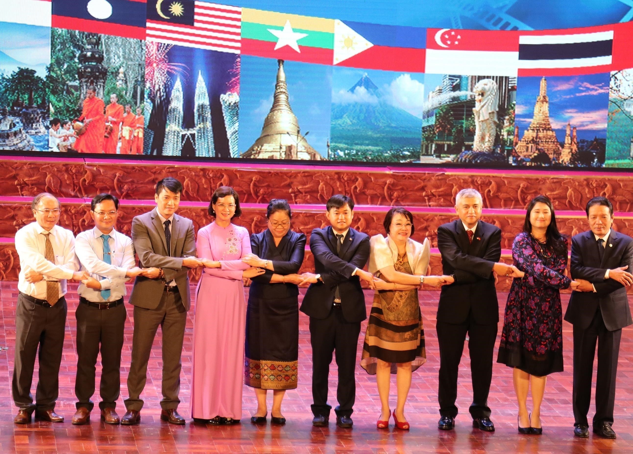 Exhibition showcases photos and films of ASEAN Community hinh anh 4