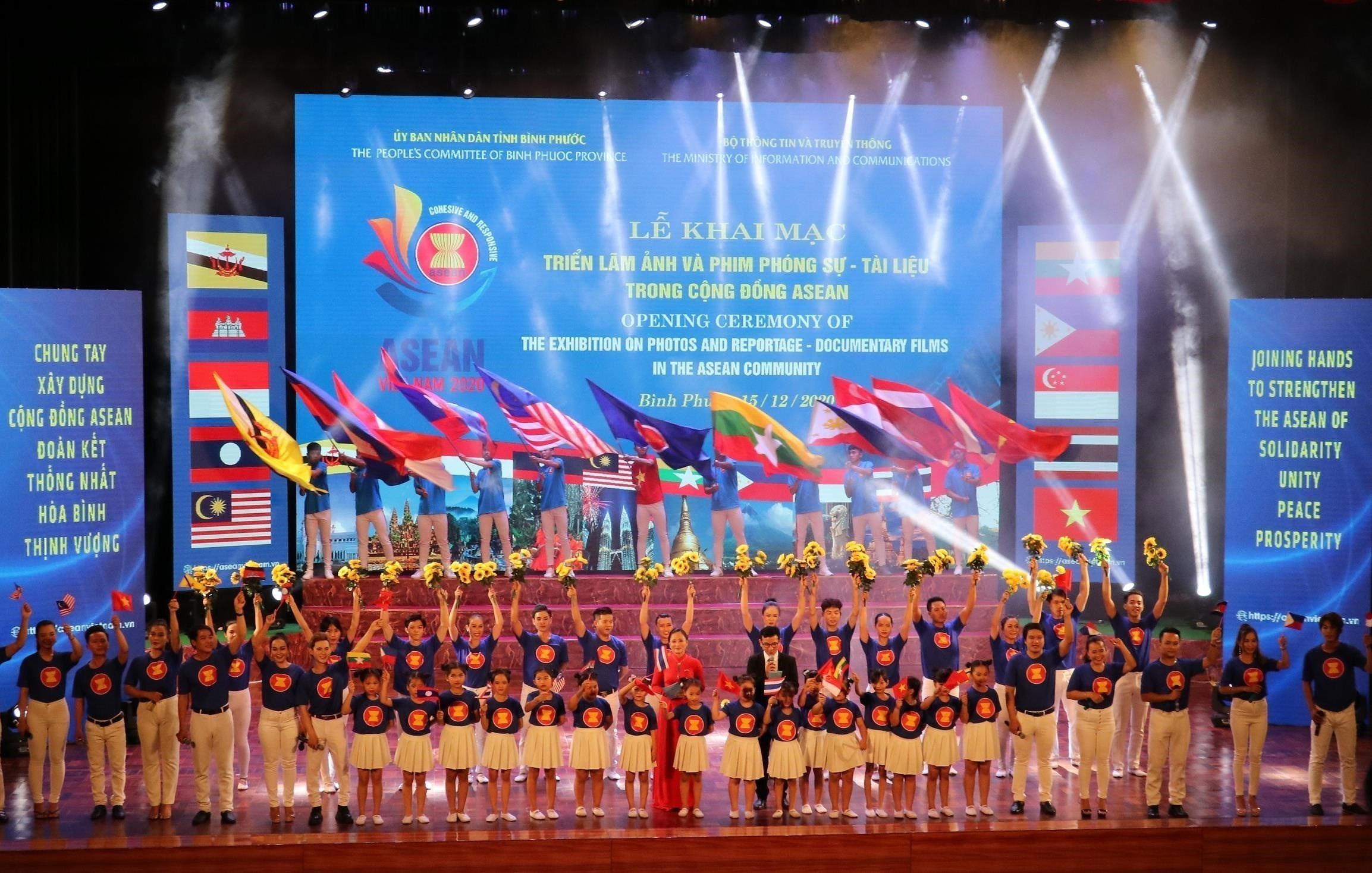 Exhibition showcases photos and films of ASEAN Community hinh anh 5