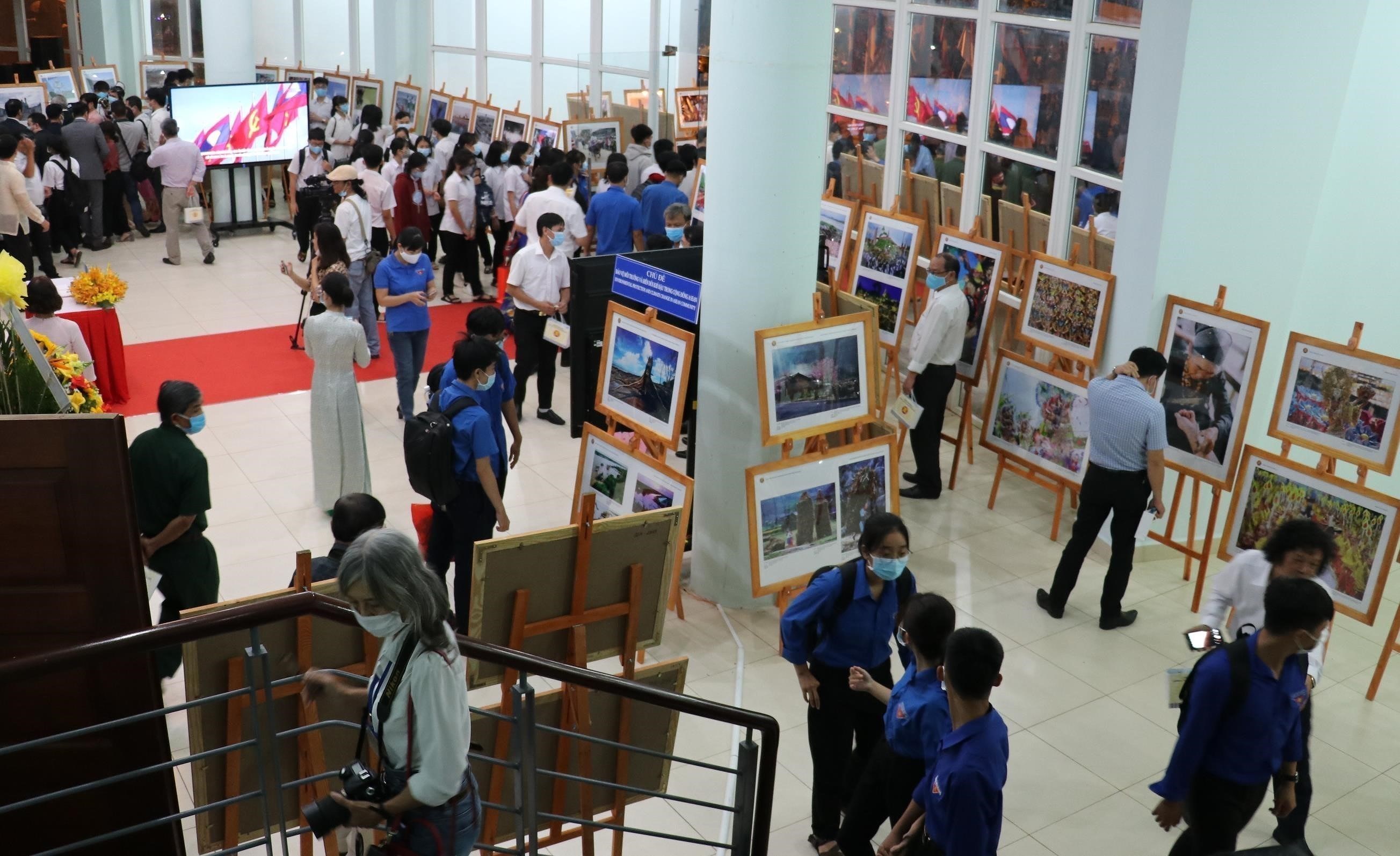 Exhibition showcases photos and films of ASEAN Community hinh anh 6