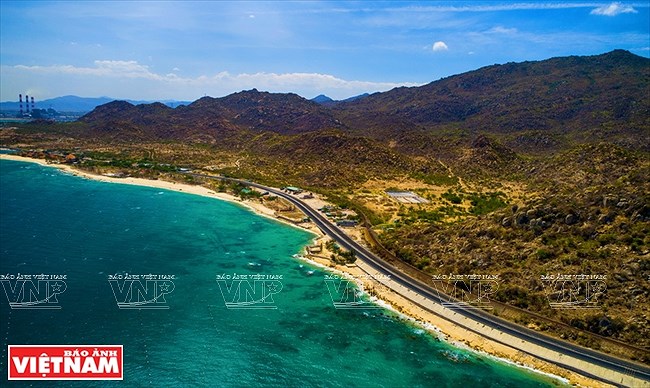 Most stunning coastal road in Vietnam hinh anh 1