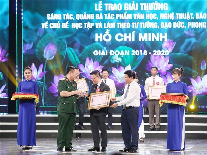 Awards promote studying and following Ho Chi Minh’s ideology hinh anh 6