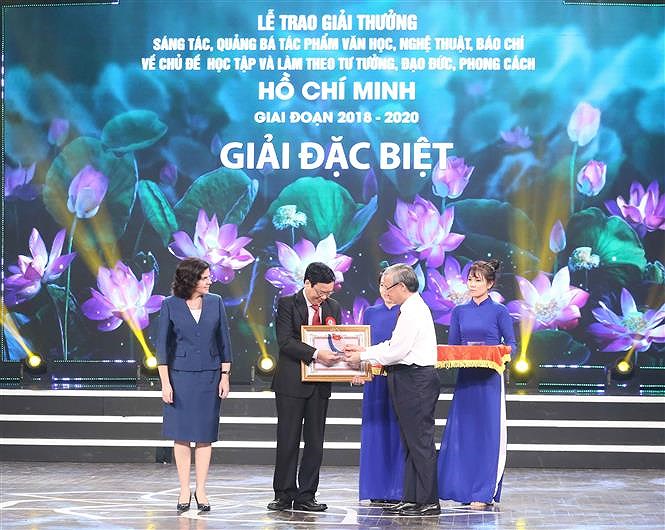 Awards promote studying and following Ho Chi Minh’s ideology hinh anh 3