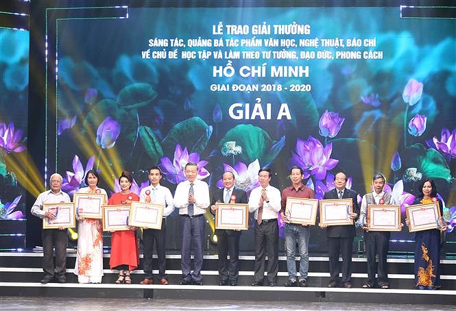 Awards promote studying and following Ho Chi Minh’s ideology hinh anh 5