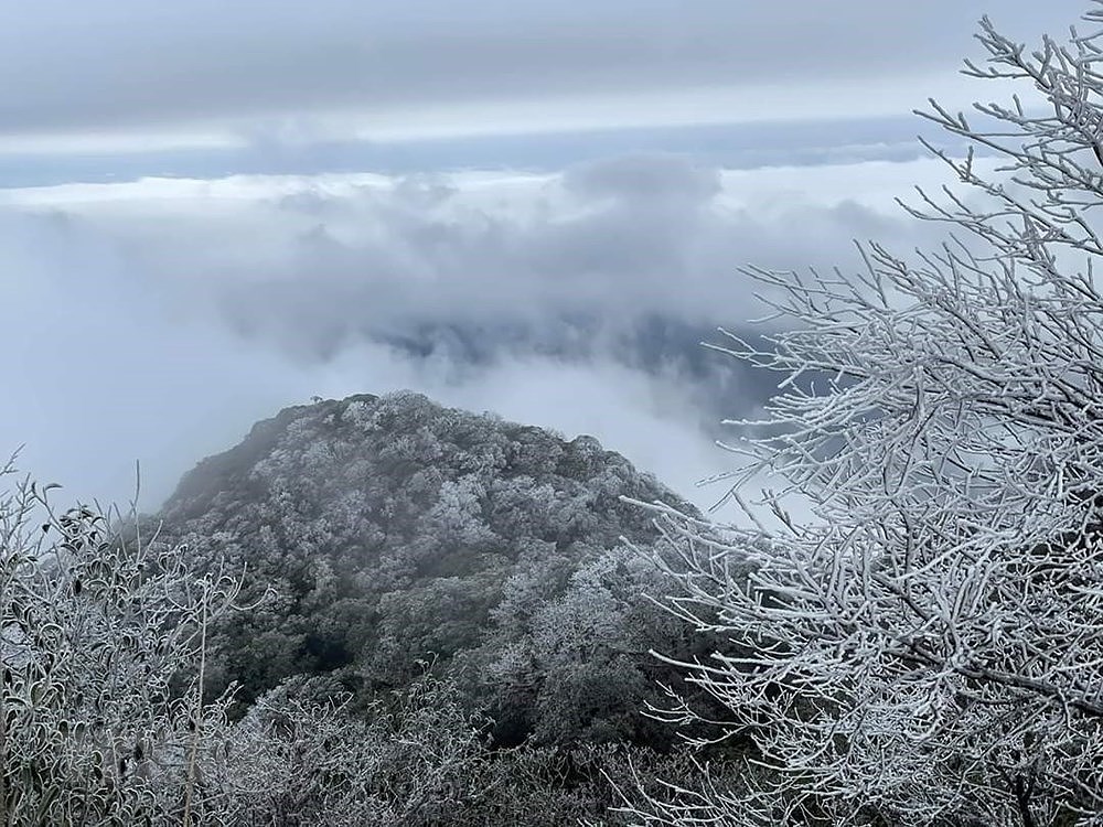 Northern mountain covered with ice as temperature drops to -9°C hinh anh 5