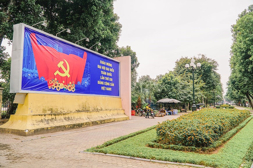 Hanoi streets decorated to welcome 13th National Party Congress hinh anh 1