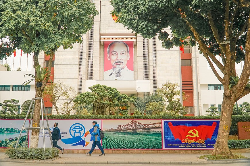 Hanoi streets decorated to welcome 13th National Party Congress hinh anh 2