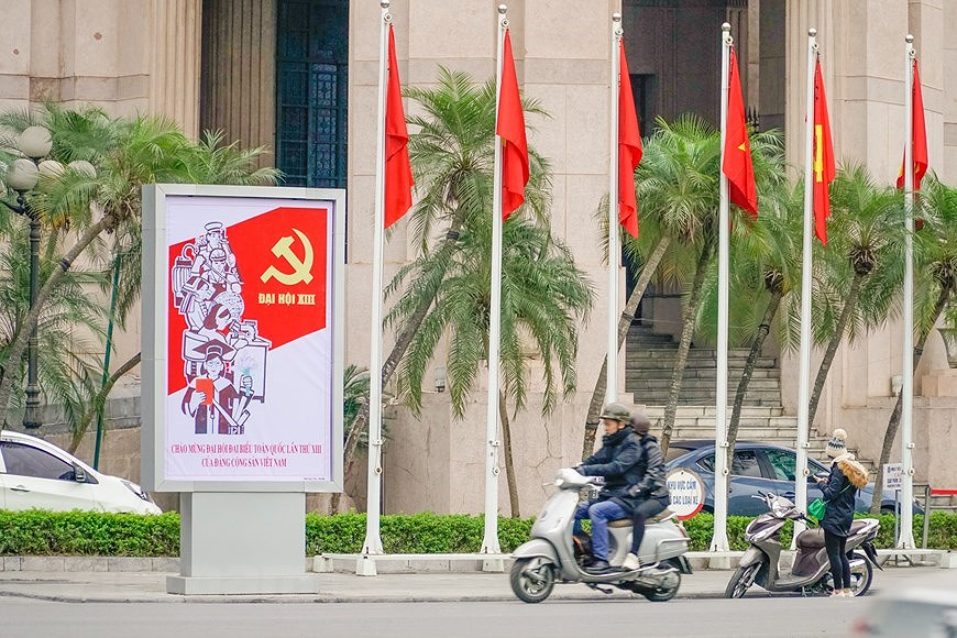 Hanoi streets decorated to welcome 13th National Party Congress hinh anh 5
