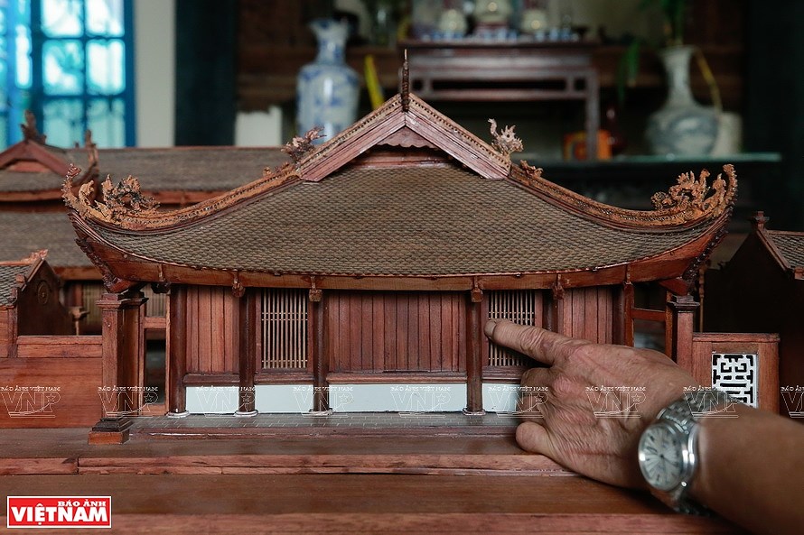 Smallest wooden miniature of communal house in Vietnam hinh anh 1