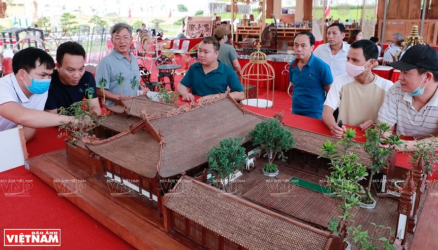 Smallest wooden miniature of communal house in Vietnam hinh anh 11