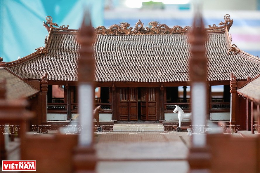 Smallest wooden miniature of communal house in Vietnam hinh anh 3
