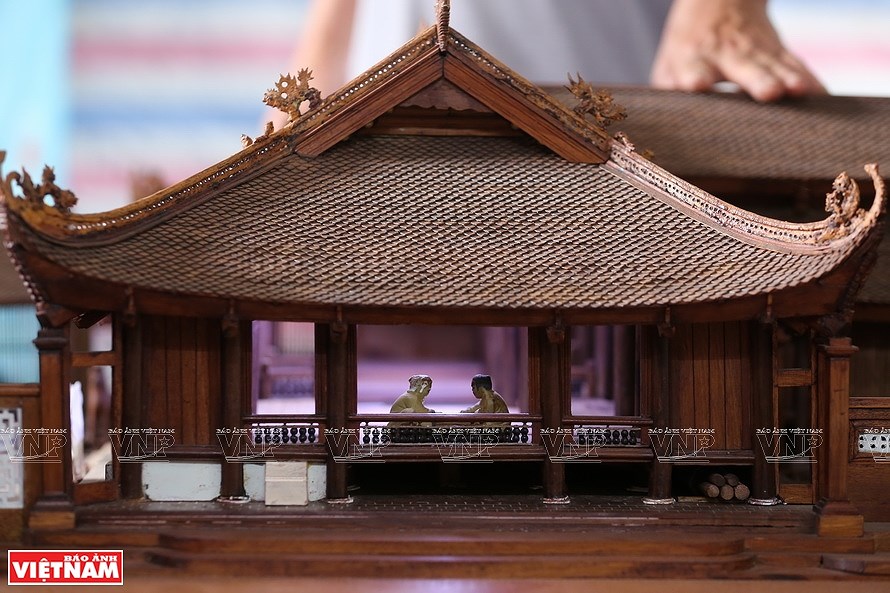 Smallest wooden miniature of communal house in Vietnam hinh anh 9