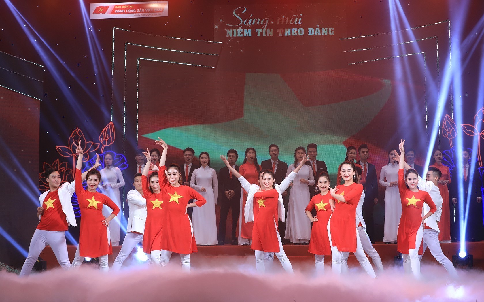Hanoi arts programme praises Party’s leadership hinh anh 3